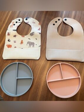 Feeding Set. Mushie Silicone Plates & Bibs